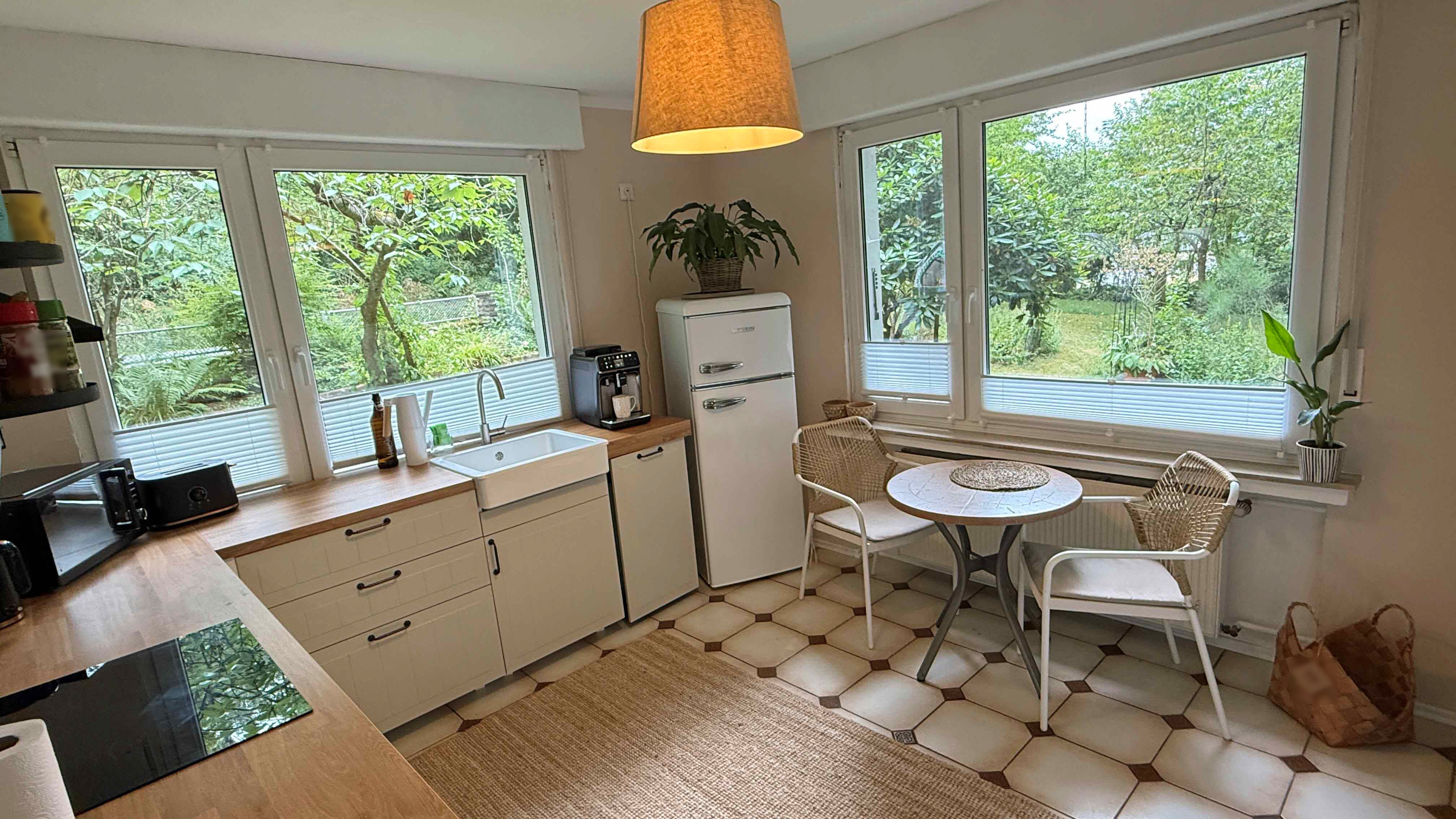 Reichshof-Sterzenbach: Ein- bis Zweifamilienhaus mit zwei Fischteichen, Wohnküche (13,3 m²) mit großen Fenstern