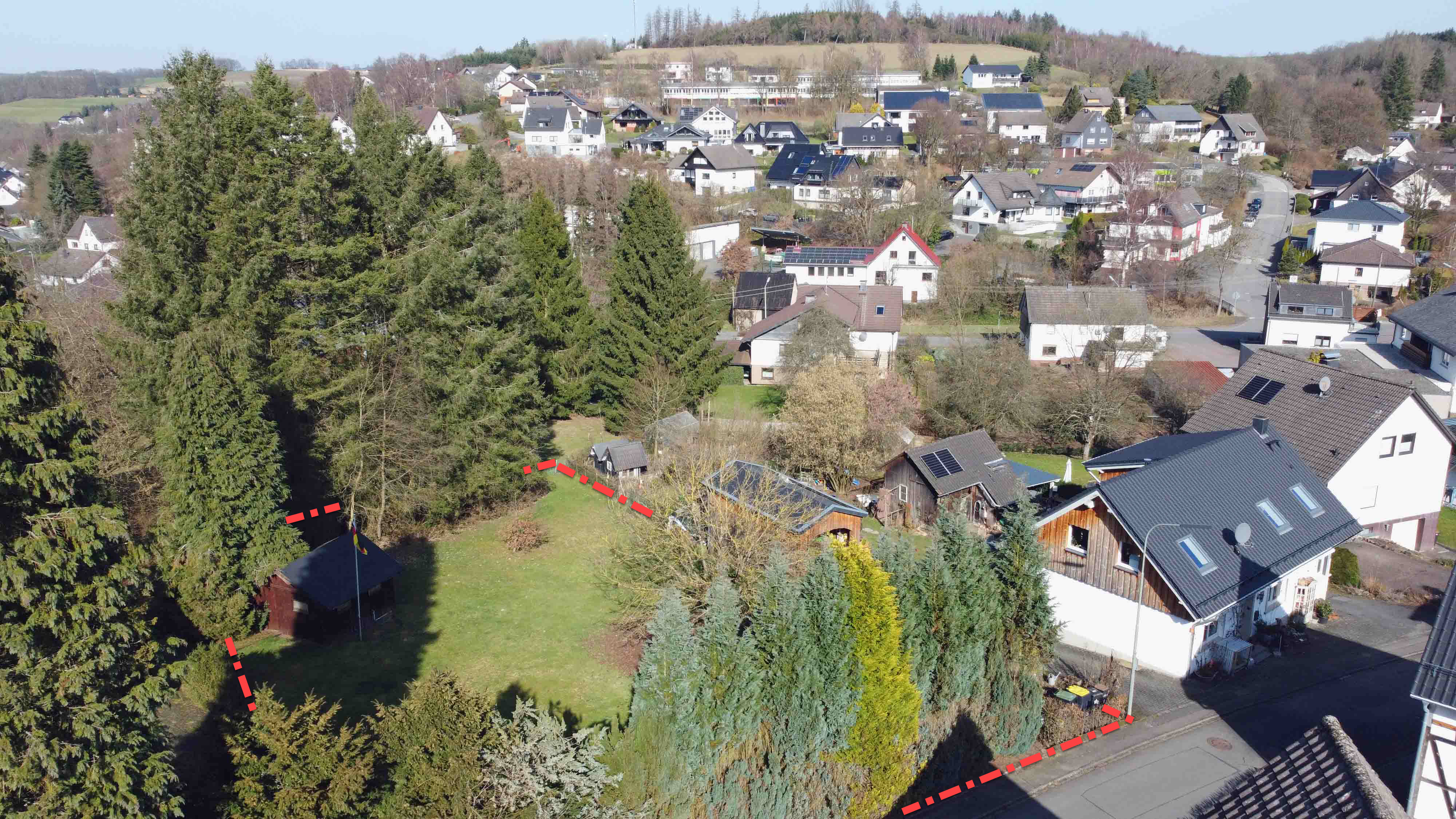 Reichshof-Wildbergerhütte: Auch ohne Keller zu bebauen, perfekte Familienlage: Schule, KiGa: 350 m (oben)